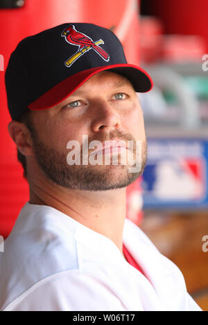 Neu erworbenen St. Louis Cardinals Krug Jake Westbrook Uhren der Anzeiger aus dem Dugout während eines Spiels gegen die Pittsburgh Pirates am Busch Stadium in St. Louis am 1. August 2010. UPI/Rechnung Greenblatt Stockfoto