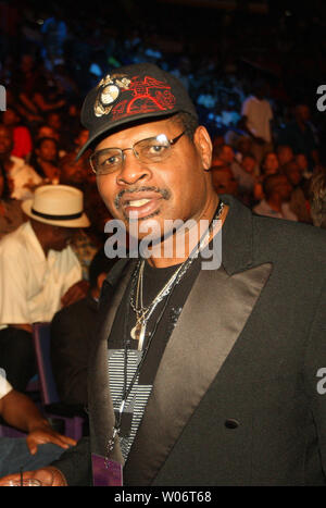 Ehemalige Heavyweight Champion boxer Leon Spinks ist in der Teilnahme an den WBC/IBF ansehen 140-lbs-Wm abd andere Kämpfe im Scottrade Center in St. Louis am 7. August 2010. UPI/Rechnung Greenblatt Stockfoto