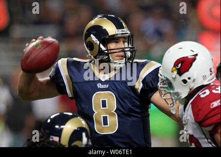 St. Louis Rams Quarterback SAM Bradford wirft die Fußball unter Druck im ersten Quartal gegen die Arizona Cardinals an der Edward Jones Dome in St. Louis am 12. September 2010. UPI/Rechnung Greenblatt Stockfoto