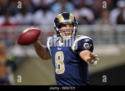 St. Louis Rams Quarterback SAM Bradford richtet die Fußball gegen die Arizona Cardinals im ersten Quartal an der Edward Jones Dome in St. Louis am 12. September 2010 zu werfen. UPI/Rechnung Greenblatt Stockfoto