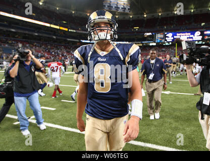 St. Louis Rams Quarterback SAM Bradford verlässt das Feld nach einem 17-13 Verlust für die Arizona Cardinals an der Edward Jones Dome in St. Louis am 12. September 2010. UPI/Rechnung Greenblatt Stockfoto
