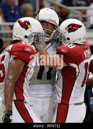 Arizona Cardinals Larry Fitzgerald (11) gratuliert durch Mannschaftskameraden nach einen Touchdown im vierten Viertel gegen die St. Louis Rams an der Edward Jones Dome in St. Louis am 12. September 2010. Arizona gewann das Spiel 17-13. UPI/Rechnung Greenblatt Stockfoto