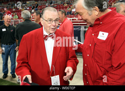 Arizona Cardinals team Inhaber Bill Bidwell sagt hallo zu den ehemaligen St. Louis Fußball Kardinäle Störungssucher Bob Rowe während eines Alumni Treffen, bevor die Arizona Cardinals - St. Louis Rams football Spiel auf dem Edward Jones Dome in St. Louis am 12. September 2010. UPI/Rechnung Greenblatt Stockfoto