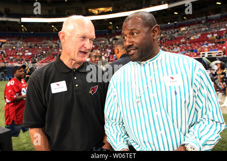 Ehemalige St. Louis Cardinals Football spieler Mark Arneson (L) und JT Smith sprechen an der Seitenlinie während eines Alumni Treffen, bevor die Arizona Cardinals und die St. Louis Rams football Spiel auf dem Edward Jones Dome in St. Louis am 12. September 2010. UPI/Rechnung Greenblatt Stockfoto