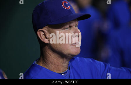 Chicago Cubs Manager Mike Riemer Uhren sein Team auf die St. Louis Cardinals im zweiten Inning am Busch Stadium in St. Louis am 13. September 2010 statt. UPI/Rechnung Greenblatt Stockfoto