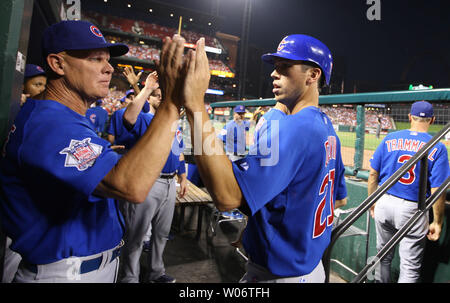 Chicago Cubs Manager Mike Riemer (L) gratuliert Tyler Colvin im Dugout, nachdem er im zweiten Inning gegen die St. Louis Cardinals am Busch Stadium in St. Louis am 14. September 2010. UPI/Rechnung Greenblatt Stockfoto