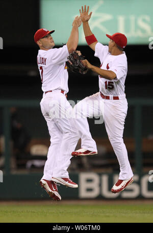 St. Louis Cardinals Matt Holliday (L) und Jon Jay feiern ein 4-0 über den San Diego Padres gewinnen am Busch Stadium in St. Louis am 16. September 2010. UPI/Rechnung Greenblatt Stockfoto