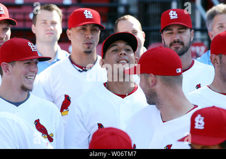 St. Louis Cardinals Jon Jay versucht, bestimmte Höhe auf seine Zehen während der Team Fotoshooting zu gewinnen vor einem Spiel gegen die San Diego Padres am Busch Stadium in St. Louis am 17. September 2010. UPI/Rechnung Greenblatt Stockfoto