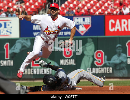 St. Louis Cardinals Aaron Miles springt über Pittsburgh Pirates Andrew McCutchen am vorderen Ende der ein doppeltes Spiel im ersten Inning am Busch Stadium in St. Louis am 29. September 2010. St. Louis gewann das Spiel 4-1. UPI/Rechnung Greenblatt Stockfoto