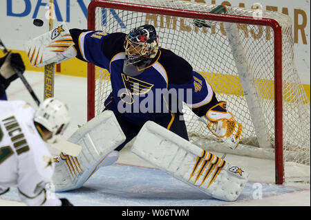 St. Louis Blues Torwart Jaroslav kahle Gebirge klopft den Puck klar nach einem Schuss von Dallas Stars Tomas Vincour in der ersten Periode im Scottrade Center in St. Louis am 2. Oktober 2010. UPI/Rechnung Greenblatt Stockfoto