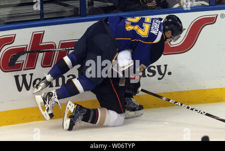 St. Louis Blues David Perron klettert der Anaheim Ducks Brett Festerling in der ersten Periode im Scottrade Center in St. Louis am 11. Oktober 2010. UPI/Rechnung Greenblatt Stockfoto