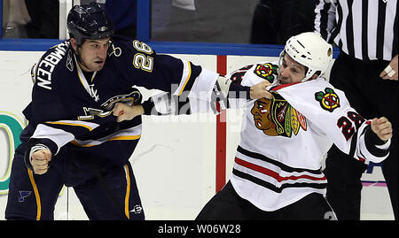 St. Louis Blues BJ Crombeen (26) und Chicago Blackhawks Jake Dowell (28) geraten in einen Kampf in der ersten Periode im Scottrade Center in St. Louis am 22. Oktober 2010. UPI/John boman Jr Stockfoto