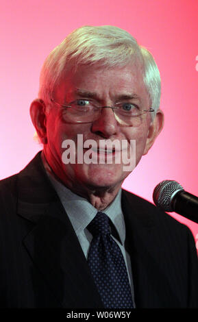 Talk Show host und Ehemann der Schauspielerin Marlo Thomas, Phil Donahue Gespräche während der ein Buch signing Party in St. Louis am 27. Oktober 2010. In ihrem neuen Autobiografie, "Wachsenden bis Lachen: meine Geschichte und die Geschichte von Lustig", die Schauspielerin erinnert sich Ihr Vater, Danny Thomas und seine Schauspieler Freunde. Thomas, die aktiv mit der St. Jude Children's Research Hospital in Memphis auch verwendet ihr, wie ihr Vater, der Schauspieler Danny Thomas das Krankenhaus gegründet zu sprechen. UPI/Rechnung Greenblatt Stockfoto