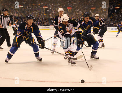 St. Louis Blues Vladimir Sobotka (17) der Tschechische Republik und BJ Crombeen (R) Atlanta Thrashers Dustin Byfuglien (33) Während der ersten Zeit im Scottrade Center in St. Louis am 30. Oktober 2010. UPI/Rechnung Greenblatt Stockfoto