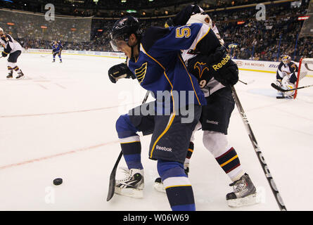 St. Louis Blues David Perron (L) Bausteine Atlanta Thrashers Johnny Oduya während der ersten Zeit im Scottrade Center in St. Louis am 30. Oktober 2010. UPI/Rechnung Greenblatt Stockfoto