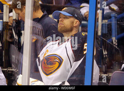 Ehemalige St. Louis Blues Torwart jetzt Mitglied der Atlanta Thrashers Chris Mason, sitzt auf der Bank gerade die Aktion zwischen den beiden Teams in der ersten Periode im Scottrade Center in St. Louis am 30. Oktober 2010. UPI/Rechnung Greenblatt Stockfoto