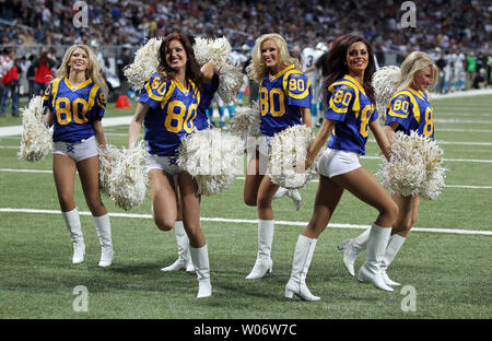 St. Louis Rams Cheerleader, trägt die Nummer 80, beginnen Ihre Routine im vierten Quartal in einem Spiel gegen die Carolina Panthers auf dem Edward Jones Dome in St. Louis am 31. Oktober 2010. Die Cheerleadern tragen die Zahl 80 für ehemalige Spieler Isaac Bruce, deren Zahl vor dem Spiel zurückgezogen wurde. UPI/Rechnung Greenblatt Stockfoto