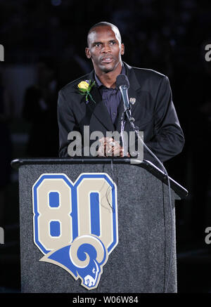 Ehemalige St. Louis Rams wide receiver Isaac Bruce an die Menge während der Zeremonien seine Nummer 80 in den Ruhestand zu treten, bevor ein Spiel zwischen den Carolina Panthers und die St. Louis Rams an der Edward Jones Dome in St. Louis am 31. Oktober 2010. Bruce spielte 14 Jahre mit dem Widder in Los Angeles und St. Louis und hält jeder Vorrechtaufzeichnung. UPI/Rechnung Greenblatt Stockfoto