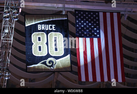 Ehemalige St. Louis Rams wide receiver Isaac Bruce's Nummer 80 jetzt von den Sparren an der Edward Jones Dome hängt während der Zeremonien in den Ruhestand die Nummer vor einem Spiel zwischen den Carolina Panthers und die St. Louis Rams in St. Louis am 31. Oktober 2010. Bruce spielte 14 Jahre mit dem Widder in Los Angeles und St. Louis und hält jeder Vorrechtaufzeichnung. UPI/Rechnung Greenblatt Stockfoto