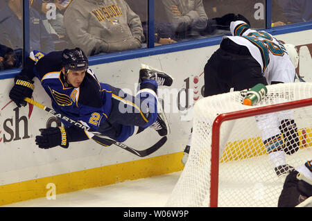 St. Louis Blues Alexander Steen (L) wird von San Jose Sharks Dan Boyle hinter dem Netz ausgelöst während der ersten Zeit im Scottrade Center in St. Louis am 4. November 2010. UPI/Rechnung Greenblatt Stockfoto