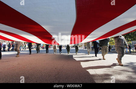 Lokale Kriegsveteranen März mit einem übergroßen Amerikanische Flagge während der 27. jährlichen Saint Louis World Veterans' Tag Einhaltung Parade in St. Louis am 6. November 2010. UPI/Rechnung Greenblatt Stockfoto