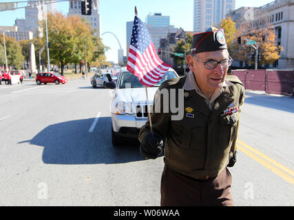 Weltkrieg II Army veteran Vincent Freeman marschiert allein in der 27. jährlichen Saint Louis World Veterans' Tag Einhaltung Parade in St. Louis am 6. November 2010. UPI/Rechnung Greenblatt Stockfoto