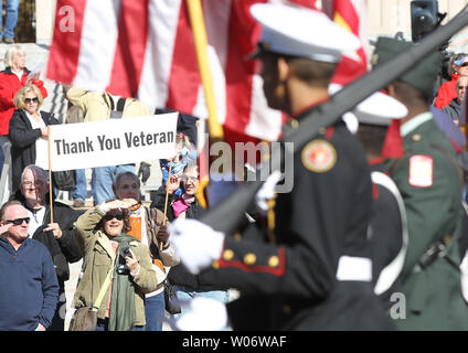 Veteranen März in der 27. jährlichen Saint Louis World Veterans' Tag Einhaltung Parade in St. Louis am 6. November 2010. UPI/Rechnung Greenblatt Stockfoto