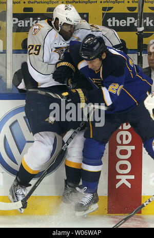 St. Louis Blues Alexander Steen (R) und Nashville Predators Joel Ward kollidieren in der ersten Periode im Scottrade Center in St. Louis am 11. November 2010. UPI/Rechnung Greenblatt Stockfoto