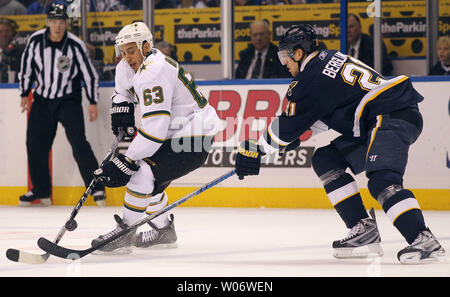 St. Louis Blues Patrik Berglund (21) drückt den Puck aus der Peitsche der Dallas Stars Mike Ribeiro in der ersten Periode im Scottrade Center in St. Louis am 27. November 2010. UPI/Rechnung Greenblatt Stockfoto