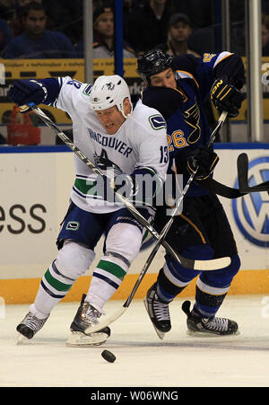 Vancouver Canucks Raffi Torres (L) und St. Louis Blues BJ Crombeen Kampf um den Puck in der ersten Periode im Scottrade Center in St. Louis am 20. Dezember 2010. UPI/Rechnung Greenblatt Stockfoto