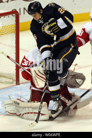 St. Louis Blues BJ Crombeen springt aus der Weg der Puck vor Detroit Red Wings Torwart Chris Osgood in der ersten Periode im Scottrade Center in St. Louis am 23. Dezember 2010. UPI/Rechnung Greenblatt Stockfoto
