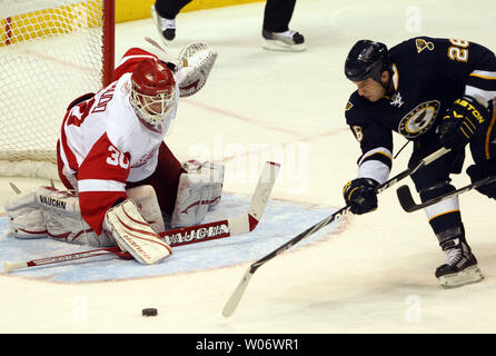 St. Louis Blues BJ Crombeen (R) kann seinen Stock auf den losen Kobold vor Detroit Red Wings Torwart Chris Osgood nicht in der ersten Periode im Scottrade Center in St. Louis erhalten am 23. Dezember 2010. UPI/Rechnung Greenblatt Stockfoto