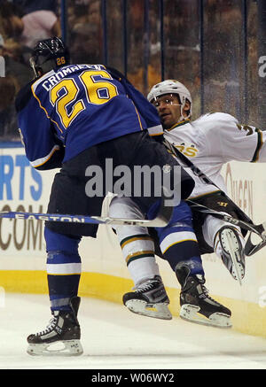 St. Louis Blues BJ Crombeen (26) Nimmt Dallas Stars Karlis Skrastins von Lettland in der zweiten Periode im Scottrade Center in St. Louis am 2. Januar 2011. Dallas gewann das Spiel 4-2. UPI/Rechnung Greenblatt Stockfoto