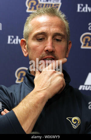 St. Louis Rams Head Football Coach Steve Spagnuolo erwägt, eine Antwort auf ein Reporter Frage während seiner letzten Pressekonferenz der Saison in der Praxis das Team in Earth City, Missouri am 3. Januar 2011. St. Louis beendete die Saison mit einem 7-9 Rekord und fiel kurze, verlieren das Endspiel zu den Seattle Seahawks 16-6 am 2. Januar. UPI/Rechnung Greenblatt Stockfoto