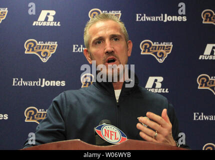 St. Louis Rams Head Football Coach Steve Spagnuolo gibt eine Antwort auf eine Reporter Frage während seiner letzten Pressekonferenz der Saison in der Praxis das Team in Earth City, Missouri am 3. Januar 2011. St. Louis beendete die Saison mit einem 7-9 Rekord und fiel kurze, verlieren das Endspiel zu den Seattle Seahawks 16-6 am 2. Januar. UPI/Rechnung Greenblatt Stockfoto