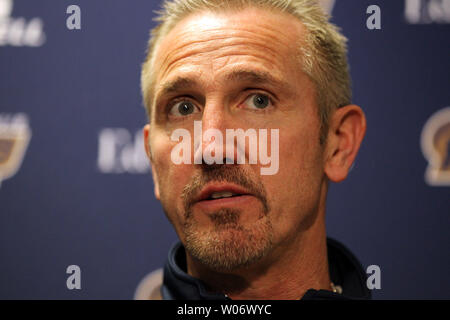 St. Louis Rams Head Football Coach Steve Spagnuolo gibt eine Antwort auf eine Reporter Frage während seiner letzten Pressekonferenz der Saison in der Praxis das Team in Earth City, Missouri am 3. Januar 2011. St. Louis beendete die Saison mit einem 7-9 Rekord und fiel kurze, verlieren das Endspiel zu den Seattle Seahawks 16-6 am 2. Januar. UPI/Rechnung Greenblatt Stockfoto