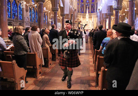 Ein Dudelsackpfeifer führt die Schatulle von Max Starkloff, ein Aktivist für die Rechte der Behinderten, aus der Saint Francis Xavier College Kirche während seiner Beerdigung in St. Louis am 4. Januar 2011. Starkloff, der am 27. Dezember 2010 starb im Alter von 73 Jahren, gründete Paraquad, eine bahnbrechende Zentrum für selbstbestimmtes Leben und im Jahr 2003 Mitbegründer der Starkloff Behinderung Institut. Seine Befürwortung gesichert Rechtsvorschriften für die First-in-der Nation öffentlich Verbesserungen wie bändigen Schnitte, Behinderten-Parkplätze, City Bus Aufzüge und der Übergang von der Sehenswürdigkeit Amerikaner mit Behinderungen Act im Jahr 1990. Starkloff war Mitbegründer der N Stockfoto