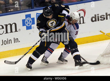 St. Louis Blues Erik Johnson (L) versucht New York Rangers Mats Zuccarello von Norwegen aus der Puck während der dritten Periode im Scottrade Center in St. Louis am 8. Januar 2011 zu drücken. New York gewann das Spiel 2-1. UPI/Rechnung Greenblatt Stockfoto