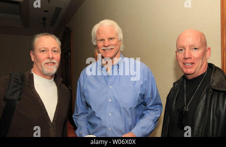 Ehemalige St. Louis Cardinals Krüge (L, R) John Daley, Jerry Reuss und John Costello warten Autogramme vor Beginn der St. Louis Cardinals Winter Warmup im Hyatt Regency St. Louis At The Arch in der Innenstadt von St. Louis am 15. Januar 2011 zu unterzeichnen. Die dreitägige Veranstaltung können die Fans hautnah zu den bevorzugten vorhanden, Vergangenheit und Zukunft Kardinäle Helden. UPI/Rechnung Greenblatt Stockfoto