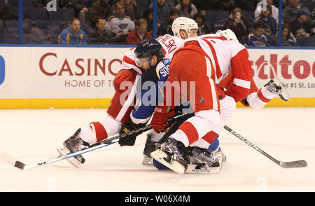 Detroit Red Wings Brian Rafalski (L) und Jonathan Ericsson aus Schweden squeeze St. Louis Blues Vladimir Sobotka der Tschechischen Republik, aus dem Spiel in der ersten Periode im Scottrade Center in St. Louis 20. Januar, 2011. UPI/Rechnung Greenblatt Stockfoto