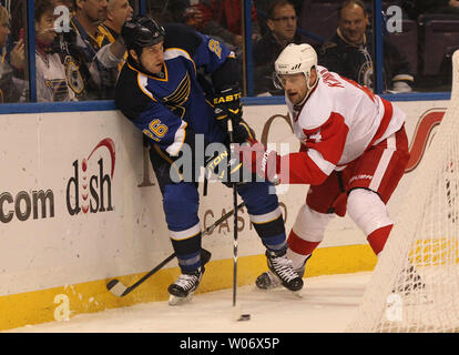 Detroit Red Wings Jakub Kindl (R) der Tschechischen Republik bindet St. Louis Blues BJ Crombeen hinter dem Netz in der ersten Periode im Scottrade Center in St. Louis 20. Januar, 2011. UPI/Rechnung Greenblatt Stockfoto
