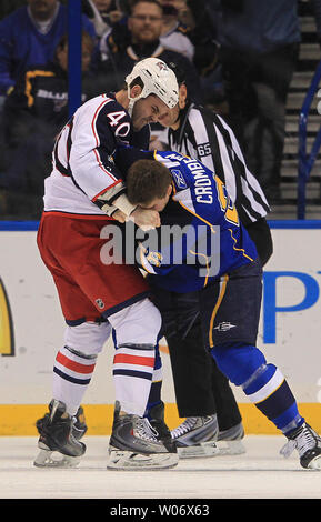 Columbus Blue Jackets Jared Boll (L) verbindet sich mit dem Gesicht von St. Louis Blues BJ Crombeen als zwei Kämpfen in der ersten Periode im Scottrade Center in St. Louis 22. Januar 2011. UPI/Rechnung Greenblatt Stockfoto