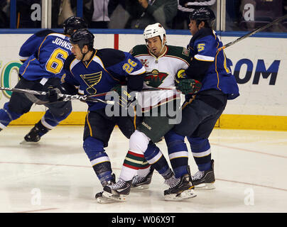 Minnesota Wild Brad Staubitz (C) wird zwischen St. Louis Blues BJ Crombeen (L) und Brad Winchester in der ersten Periode im Scottrade Center in St. Louis am 11. Februar 2011. UPI/Rechnung Greenblatt Stockfoto