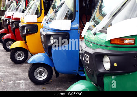 ANTIPOLO CITY, Philippinen - 25. JUNI 2019: Bunte Dreiräder als öffentliche Verkehrsmittel genutzt werden, sind mit einem öffentlichen Parkplatz geparkt. Stockfoto