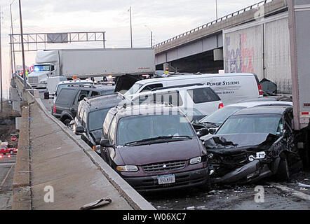 Fast 20 Autos sitzen in eine Massenkarambolage auf der Autobahn 64/40 Nach einem rush hour Unfall in St. Louis am 23. Februar 2011. Am frühen Morgen regen gefangen Missouri Verkehrsministerium Beamte unvorbereitet in einem Unfall die Autobahn geschlossen, Senden 21 Leute zu den Bereich Krankenhäuser mit einer Person in einem kritischen Zustand. UPI/Brent Blume/KMOX Stockfoto