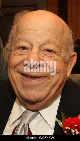 Francis R. erwürgen, ehemaliger langfristige Komiteemitglied und Vater von St. Louis Bürgermeister Francis G. Töten, in diesem April 2009 Datei foto gezeigt, hat sich in St. Louis im Alter von 83 Jahren gestorben. Töten war der 23. Bezirk Komiteemitglied 1964 gewählt und diente für 45 Jahre. Er ist einer der am längsten amtierenden Committeemen in der Geschichte der Stadt. Töten war auch eine staatliche Vertreter in 1966 und 1968 und wurde Schreiber der Briefe von 1970 bis 1977. UPI/Rechnung Greenblatt/Dateien Stockfoto