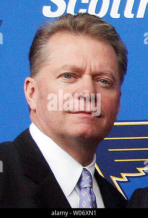 St. Louis Blues Inhaber Dave Checketts, in diesem April 2010 Datei foto gezeigt hat verkündet er das Team setzt für den Verkauf in St. Louis am 16. März 2011. Checketts erklärte eine Media Conference Call, daß er nicht eine Vereinbarung mit dem teamÕs Mehrheitseigentümer TowerBrook Capital Partners zu erreichen. Reaktion auf Berichte, dass eine Gruppe zusammengesetzt durch Minderheitsgesellschafter Tom Stillman eine neue Offerte, Checketts bekräftigte, dass er sich nicht glaubwürdig ÒA offerÓ für das Team empfangen. Checketts sagt das Vorrecht in Ògood shapeÓ und nicht Geld zu verlieren und hat Geld und Ressourcen. UPI/Rechnung Greenblatt/Dateien Stockfoto