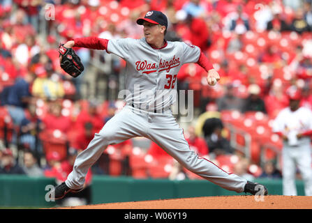 Washington Angehörigen des Kruges Tom Gorzelanny liefert einen Pitch auf die St. Louis Cardinals im ersten Inning am Busch Stadium in St. Louis am 21. April 2011. UPI/Rechnung Greenblatt Stockfoto
