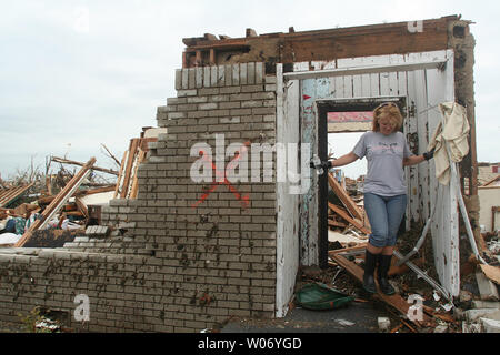 Eine Frau verlässt ihr Haus in Joplin, Missouri am 24. Mai 2011 zerstört. Der Tornado, der hit Joplin am 22. Mai hat 122 Menschen das Leben gekostet und ist jetzt der tödlichsten Single US-Tornado in über 60 Jahren. UPI/Tom Uhlenbrock Stockfoto