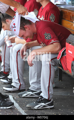 Arizona Diamondbacks Krug Zach Herzog hat ein kaltes Handtuch um den Kopf während eines Spiels gegen die St. Louis Cardinals am Busch Stadium in St. Louis wird am 10. Juli 2011. Die Temperaturen waren in der Mitte der 90er Jahre mit hoher Luftfeuchtigkeit. UPI/Rechnung Greenblatt Stockfoto